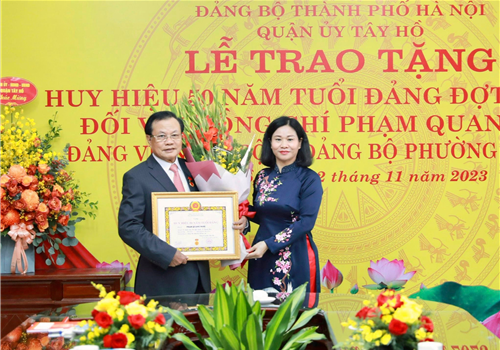 Sáng 2-11, Ủy viên Trung ương Đảng, Phó Bí thư Thường trực Thành ủy Hà Nội Nguyễn Thị Tuyến đã trao Huy hiệu 50 năm tuổi Đảng tặng đồng chí Phạm Quang Nghị, nguyên Ủy viên Bộ Chính trị, nguyên Bí thư Thành ủy, nguyên Trưởng đoàn đại biểu Quốc hội thành phố Hà Nội.