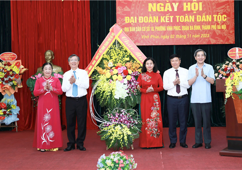 Tối 2-11, Ủy viên Trung ương Đảng, Phó Bí thư Thường trực Thành ủy Hà Nội Nguyễn Thị Tuyến dự Ngày hội Đại đoàn kết toàn dân tộc ở Khu dân cư số 18, phường Vĩnh Phúc, quận Ba Đình.