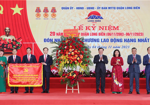 Sáng 4-11, Quận ủy, HĐND, UBND, Ủy ban MTTQ Việt Nam quận Long Biên long trọng tổ chức lễ kỷ niệm 20 năm thành lập quận (6/11/2003 - 6/11/2023).

