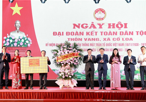 Tối 7-11, đồng chí Đinh Tiến Dũng, Ủy viên Bộ Chính trị, Bí thư Thành ủy, Trưởng đoàn đại biểu Quốc hội thành phố Hà Nội đã chung vui với bà con nhân dân thôn Vang, xã Cổ Loa, huyện Đông Anh trong Ngày hội Đại đoàn kết toàn dân tộc kỷ niệm 93 năm Ngày truyền thống Mặt trận Tổ quốc (MTTQ) Việt Nam (18/11/1930 - 18/11/2023).