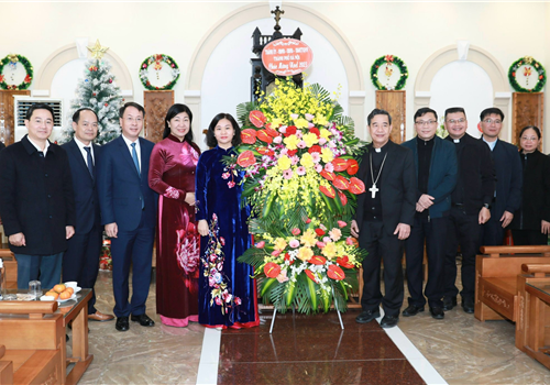 Sáng 19-12, Ủy viên Trung ương Đảng, Phó Bí thư Thường trực Thành ủy Hà Nội Nguyễn Thị Tuyến đến thăm, chúc mừng Giáo phận Hưng Hóa (thị xã Sơn Tây, Hà Nội) nhân dịp lễ Giáng sinh 2023 và chuẩn bị chào đón năm mới 2024.