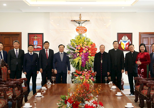 Sáng 22-12, nhân dịp lễ Giáng sinh 2023, đồng chí Đinh Tiến Dũng, Ủy viên Bộ Chính trị, Bí thư Thành ủy, Trưởng đoàn đại biểu Quốc hội thành phố Hà Nội đã đến thăm, tặng quà và chúc mừng Tòa Tổng giám mục Hà Nội.