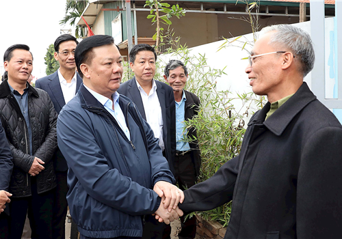 Sáng 16-2, Ủy viên Bộ Chính trị, Bí thư Thành ủy, Trưởng đoàn đại biểu Quốc hội thành phố Hà Nội Đinh Tiến Dũng, Trưởng ban Chỉ đạo thực hiện Dự án đầu tư xây dựng đường Vành đai 4 - Vùng Thủ đô Hà Nội đã đi kiểm tra thực địa công tác giải phóng mặt bằng, tiếp xúc, nghe ý kiến người dân tại hai huyện Đan Phượng, Hoài Đức.  