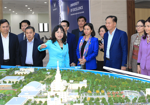 Ngày 18-2, tiếp nối chương trình làm việc tại Việt Nam, đoàn cán bộ Văn phòng Trung ương Đảng Nhân dân cách mạng Lào, do đồng chí Thoongsalith Mangnomek, Bí thư Trung ương Đảng, Chánh Văn phòng Trung ương Đảng Nhân dân Cách mạng Lào Thongsalith Mangnomek làm Trưởng đoàn đã tham quan, khảo sát thực tế tại Trường Đại học VinUni và Trung tâm tinh hoa làng nghề Việt (huyện Gia Lâm, thành phố Hà Nội). 