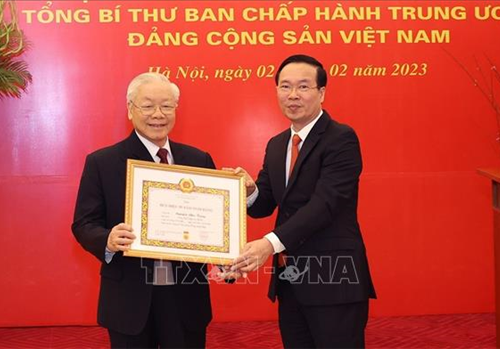 Chiều 2-2, tại trụ sở Trung ương Đảng, Đảng ủy Văn phòng Trung ương Đảng tổ chức trọng thể Lễ trao Huy hiệu 55 năm tuổi Đảng tặng đồng chí Nguyễn Phú Trọng, Tổng Bí thư Ban Chấp hành Trung ương Đảng Cộng sản Việt Nam. 