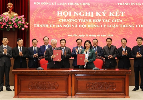 Chiều 21-2, Thành ủy Hà Nội và Hội đồng lý luận trung ương đã đánh giá kết quả thực hiện chương trình hợp tác hai bên giai đoạn 2017  2022 và ký kết Chương trình phối hợp công tác giai đoạn mới. Các đồng chí Ủy viên bộ Chính trị: Nguyễn Xuân Thắng  Chủ tịch hội đồng Lý luận trung ương, Giám đốc Học viện chính trị quốc gia Hồ Chí Minh; Đinh Tiến Dũng  Bí thư Thành ủy Hà Nội, Trưởng đoàn ĐBQH thành phố Hà Nội đồng chủ trì hội nghị.
