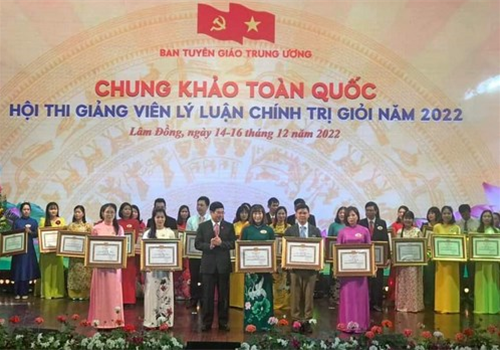 Với thành tích đạt giải nhì Hội thi Giảng viên lý luận chính trị giỏi năm 2022 cấp cụm, cấp thành phố Hà Nội, thí sinh Vũ Thị Thu – giảng viên chuyên trách Trung tâm chính trị thị xã Sơn Tây  đã xuất sắc dành giải nhì ở cả vòng thi khu vực phía Bắc và Chung khảo hội thi toàn quốc. Kết quả này đã minh chứng sinh động cho trách nhiệm và nhiệt huyết của giảng viên luôn không ngừng đổi mới phương pháp truyền đạt, nâng cao chất lượng giảng dạy lý luận chính trị.