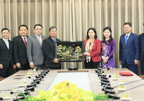 Ngày 27-2, thừa ủy quyền của Ủy viên Bộ Chính trị, Bí thư Thành ủy, Trưởng đoàn đại biểu Quốc hội thành phố Hà Nội Đinh Tiến Dũng, Ủy viên Trung ương Đảng, Phó Bí thư Thường trực Thành ủy Nguyễn Thị Tuyến đã tiếp Đoàn đại biểu Quốc hội nước Cộng hòa dân chủ nhân dân Lào do đồng chí Khambay Damlath, Ủy viên Trung ương Đảng, Phó Chủ tịch Quốc hội dẫn đầu, tới thăm và làm việc với Thành ủy Hà Nội.