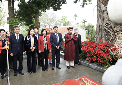 Sáng 4-2 (tức 14 tháng Giêng năm Quý Mão 2023), tại di tích đền Hạ (huyện Ba Vì), diễn ra Lễ khai hội Tản Viên Sơn Thánh. Tới dự có Ủy viên Trung ương Đảng, Phó Bí thư Thường trực Thành ủy Hà Nội Nguyễn Thị Tuyến; nguyên Phó Bí thư Thành ủy, nguyên Chủ tịch HĐND thành phố Hà Nội Nguyễn Thị Bích Ngọc; Thành uỷ viên, Phó Chủ tịch UBND thành phố Hà Nội Dương Đức Tuấn.