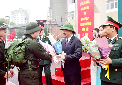 Hòa chung không khí phấn khởi của ngày hội tòng quân xuân Qúy Mão, sáng 6-2, Ủy viên Bộ Chính trị, Bí thư Thành uỷ Đinh Tiến Dũng tham dự Lễ giao, nhận công dân nhập ngũ năm 2023, động viên các tân binh của quận Ba Đình.
