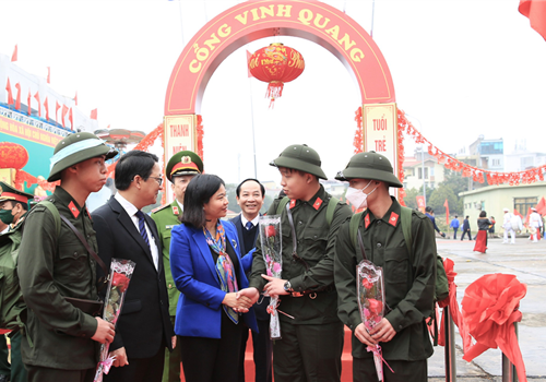 Sáng 6-2, quận Bắc Từ Liêm (Hà Nội) đã tổ chức lễ giao, nhận công dân nhập ngũ thực hiện nghĩa vụ quân sự và nghĩa vụ công an nhân dân năm 2023. Ủy viên Trung ương Đảng, Phó Bí thư Thường trực Thành ủy Hà Nội Nguyễn Thị Tuyến dự buổi lễ và động viên, tiễn các tân binh lên đường thực hiện nghĩa vụ.