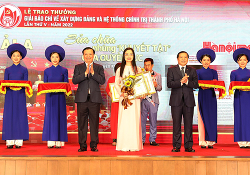 Sáng 14-3, Thành ủy Hà Nội tổ chức lễ trao thưởng Giải Báo chí về xây dựng Đảng và hệ thống chính trị của thành phố Hà Nội lần thứ V - năm 2022. Ủy viên Bộ Chính trị, Bí thư Thành ủy, Trưởng đoàn đại biểu Quốc hội thành phố Hà Nội Đinh Tiến Dũng dự và trao giải.