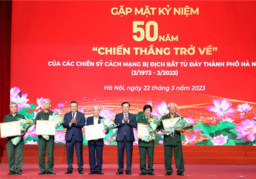 Sáng 22-3, tại Cung Văn hóa lao động hữu nghị Việt - Xô, Thành ủy - HĐND - UBND - Ủy ban Mặt trận Tổ quốc Việt Nam thành phố Hà Nội tổ chức trọng thể gặp mặt kỷ niệm 50 năm “Chiến thắng trở về" của các chiến sĩ cách mạng bị địch bắt tù đày tại trại giam tù binh cộng sản Phú Quốc, hiện đang sinh sống trên địa bàn thành phố Hà Nội. 