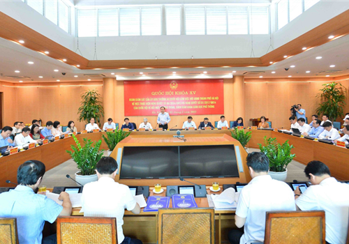 Chiều 23-3, Đoàn Giám sát của Ủy ban Thường vụ Quốc hội do Ủy viên Bộ Chính trị, Phó Chủ tịch Thường trực Quốc hội Trần Thanh Mẫn làm Trưởng đoàn đã làm việc với UBND thành phố Hà Nội về “Việc thực hiện Nghị quyết số 88/2014/QH13 và Nghị quyết số 51/2017/QH14 của Quốc hội về đổi mới chương trình, sách giáo khoa giáo dục phổ thông”.