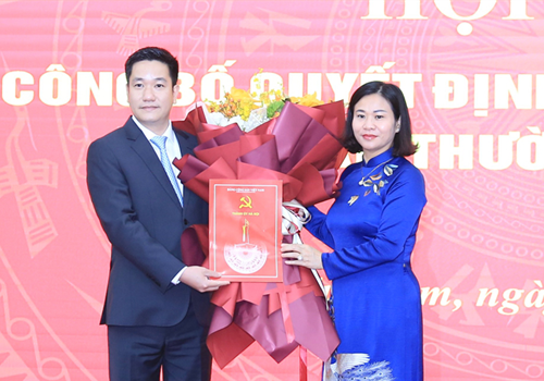 Sáng 23-3, tại Quận ủy Nam Từ Liêm, Ủy viên Trung ương Đảng, Phó Bí thư Thường trực Thành ủy Hà Nội Nguyễn Thị Tuyến đã chủ trì lễ công bố và trao các quyết định của Ban Thường vụ Thành ủy về công tác cán bộ tại Quận ủy Nam Từ Liêm. 
