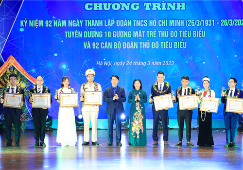 Sáng 24-3, Thành đoàn Hà Nội trang trọng tổ chức Lễ kỷ niệm 92 năm Ngày thành lập Đoàn Thanh niên Cộng sản Hồ Chí Minh; tuyên dương 10 gương mặt trẻ Thủ đô tiêu biểu và 92 cán bộ Đoàn Thủ đô tiêu biểu.