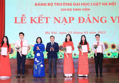 Sáng 25-3, Trường Đại học Luật Hà Nội tổ chức Lễ kết nạp đảng viên mới cho 114 quần chúng ưu tú vào Đảng tại 2 Chi bộ sinh viên thuộc Đảng bộ nhà trường. Tham dự buổi lễ có Ủy viên Trung ương Đảng, Phó Bí thư Thường trực Thành ủy Nguyễn Thị Tuyến.