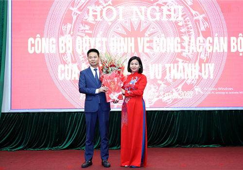 Sáng 28-3, Ủy viên Trung ương Đảng, Phó Bí thư Thường trực Thành ủy Nguyễn Thị Tuyến chủ trì hội nghị công bố và trao Quyết định của Ban Thường vụ Thành ủy chuẩn y đồng chí Nguyễn Xuân Thanh, Phó Bí thư Huyện ủy, Chủ tịch UBND huyện Phú Xuyên giữ chức vụ Bí thư Huyện ủy Phú Xuyên, nhiệm kỳ 2020-2025.

