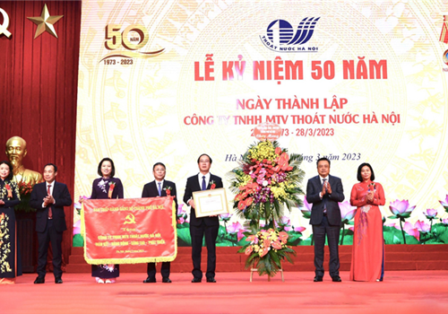 Sáng 28-3, Công ty TNHH MTV Thoát nước Hà Nội tổ chức kỷ niệm 50 năm Ngày thành lập (28/3/1973 - 28/3/2023). Tới dự có các Ủy viên Trung ương Đảng: Trung tướng Lê Tấn Tới, Chủ nhiệm Ủy ban Quốc phòng và An ninh của Quốc hội; Phó Bí thư Thường trực Thành ủy Hà Nội Nguyễn Thị Tuyến; Phó Bí thư Thành ủy, Chủ tịch UBND thành phố Hà Nội Trần Sỹ Thanh.