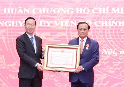 Sáng 29-3, Thành ủy Hà Nội trang trọng tổ chức lễ trao tặng Huân chương Hồ Chí Minh cho đồng chí Phạm Quang Nghị, nguyên Ủy viên Bộ Chính trị, nguyên Bí thư Thành ủy, nguyên Trưởng đoàn đại biểu Quốc hội thành phố Hà Nội.