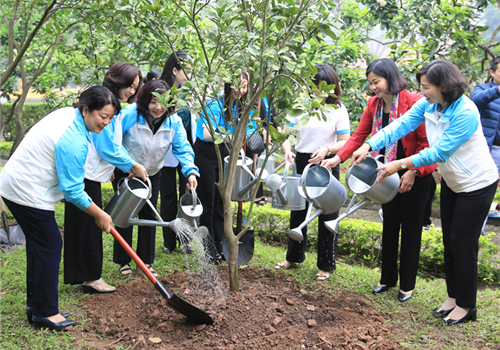 Sáng 3-3, tại Khu Di tích Phủ Chủ tịch, Hội Liên hiệp phụ nữ thành phố Hà Nội đã phát động Tết trồng cây “Phụ nữ vun trồng tương lai” Xuân Quý Mão 2023 và đợt thi đua cao điểm chào mừng kỷ niệm 75 năm Ngày Bác Hồ ra Lời kêu gọi thi đua ái quốc (11/6/1948 - 11/6/2023).
