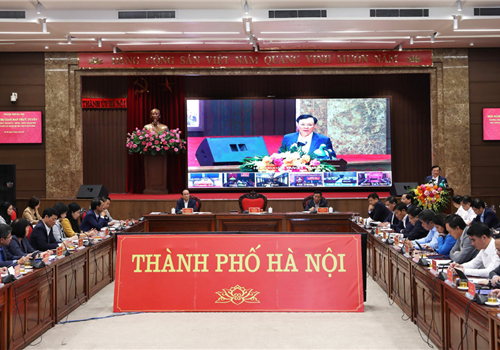 Dưới sự chủ trì của Uỷ viên Bộ Chính trị - Bí thư Thành ủy Đinh Tiến Dũng và Thường trực Thành ủy, sáng 31-3, Thường trực Thành ủy - HĐND - UBND Thành phố đã tổ chức giao ban Quý I năm 2023 với lãnh đạo các quận, huyện, thị xã. Hội nghị được tổ chức theo hình thức trực tuyến để thảo luận 3 nội dung gồm, tăng cường công tác kiểm tra, quản lý sử dụng hè phố, lòng đường. Đẩy mạnh công tác quản lý, đầu tư chợ. Công tác quản lý, khai thác sử dụng và đầu tư công viên trên địa bàn Thành phố. 