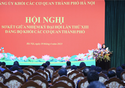 Sáng 10-4, Ban Chấp hành Đảng bộ Khối các cơ quan thành phố Hà Nội tổ chức Hội nghị sơ kết giữa nhiệm kỳ thực hiện Nghị quyết Đại hội Đảng bộ Khối khóa XIII, nhiệm kỳ 2020-2025. Ủy viên Trung ương Đảng, Phó Bí thư Thường trực Thành ủy Hà Nội Nguyễn Thị Tuyến dự và chỉ đạo hội nghị.