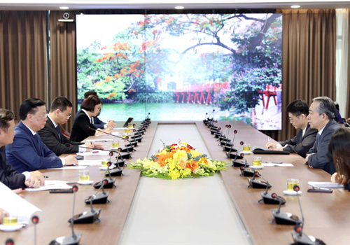 Ngày 11-4, Ủy viên Bộ Chính trị, Bí thư Thành ủy, Trưởng đoàn Đại biểu Quốc hội thành phố Hà Nội Đinh Tiến Dũng đã tiếp Đại sứ đặc mệnh toàn quyền nước Cộng hòa nhân dân Trung Hoa tại Việt Nam Hùng Ba tới chào xã giao. 