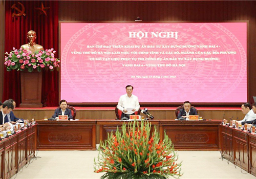 Sáng 13-4, tại Hà Nội, Ban Chỉ đạo thực hiện Dự án đầu tư xây dựng đường Vành đai 4 - Vùng Thủ đô Hà Nội làm việc với UBND các tỉnh khu vực phía Bắc về mỏ vật liệu phục vụ thi công Dự án đầu tư xây dựng đường Vành đai 4 - Vùng Thủ đô. Đồng chí Đinh Tiến Dũng, Ủy viên Bộ Chính trị, Bí thư Thành ủy, Trưởng đoàn đại biểu Quốc hội thành phố Hà Nội, Trưởng ban Chỉ đạo triển khai Dự án đầu tư xây dựng đường Vành đai 4 - Vùng Thủ đô Hà Nội chủ trì hội nghị. Đồng chủ trì còn có các Ủy viên Trung ương Đảng, Phó Trưởng ban Chỉ đạo: Bí thư Tỉnh ủy Bắc Ninh Nguyễn Anh Tuấn, Phó Bí thư Thành ủy - Chủ tịch UBND thành phố Hà Nội Trần Sỹ Thanh.