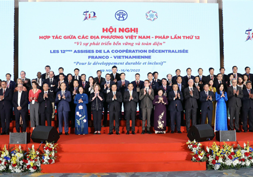 Với chủ đề "Hợp tác địa phương: Động lực thúc đẩy phục hồi và phát triển bền vững, toàn diện sau đại dịch Covid-19", sáng 14-4, Hội nghị hợp tác giữa các địa phương Việt Nam - Pháp lần thứ 12 đã khai mạc tại Thủ đô Hà Nội. Tham dự có Ủy viên Bộ Chính trị, Bí thư Thành ủy Đinh Tiến Dũng; Phó Thủ tướng Chính phủ Trần Lưu Quang; Bà Catherine Deroche, Chủ tịch Ủy ban các vấn đề xã hội và Chủ tịch Nhóm nghị sĩ hữu nghị Pháp - Việt tại Thượng viện Pháp, đại diện của Chủ tịch Thượng viện Pháp, Trưởng đoàn chính thức các địa phương Pháp