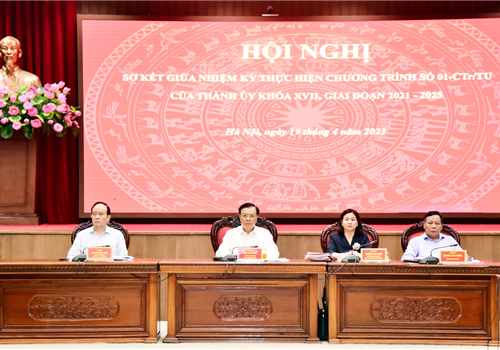 Sáng 19-4, tại trụ sở Thành ủy Hà Nội (số 9 Ngô Quyền, quận Hoàn Kiếm), Ban Chỉ đạo thực hiện Chương trình số 01-CTr/TU, ngày 17-3-2021 của Thành ủy Hà Nội về "Tăng cường công tác xây dựng, chỉnh đốn Đảng, xây dựng Đảng bộ và hệ thống chính trị thành phố trong sạch, vững mạnh; đẩy mạnh cải cách hành chính giai đoạn 2021-2025" tổ chức hội nghị sơ kết giữa nhiệm kỳ thực hiện Chương trình.