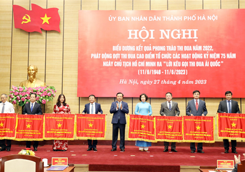 Chiều 27-4, UBND thành phố Hà Nội tổ chức hội nghị biểu dương kết quả phong trào thi đua năm 2022; phát động đợt thi đua cao điểm tổ chức các hoạt động kỷ niệm 75 năm Ngày Chủ tịch Hồ Chí Minh ra “Lời kêu gọi thi đua ái quốc” (11/6/1948 - 11/6/2023).