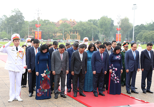 Sáng 28-4, nhân kỷ niệm 48 năm Ngày Giải phóng miền Nam, thống nhất đất nước (30/4/1975 - 30/4/2023), Đoàn đại biểu lãnh đạo Đảng, Nhà nước đã đặt vòng hoa, vào Lăng viếng Chủ tịch Hồ Chí Minh và đặt vòng hoa tưởng niệm các Anh hùng liệt sĩ tại Đài tưởng niệm các Anh hùng liệt sĩ trên đường Bắc Sơn (Ba Đình, Hà Nội).