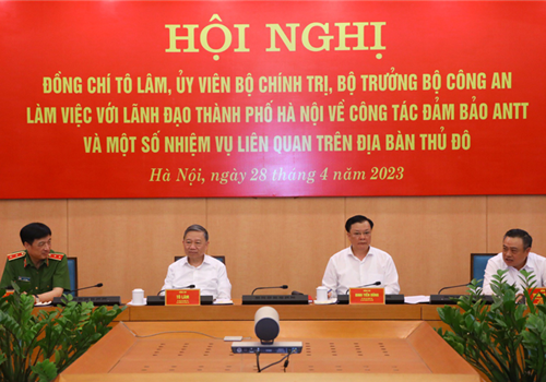 Chiều 28-4, Ủy viên Bộ Chính trị, Đại tướng Tô Lâm, Bộ trưởng Bộ Công an chủ trì buổi làm việc với lãnh đạo thành phố Hà Nội về công tác bảo đảm an ninh trật tự và một số nhiệm vụ liên quan trên địa bàn Thủ đô. Cùng chủ trì buổi làm việc có Ủy viên Bộ Chính trị, Bí thư Thành ủy, Trưởng đoàn đại biểu Quốc hội thành phố Hà Nội Đinh Tiến Dũng.