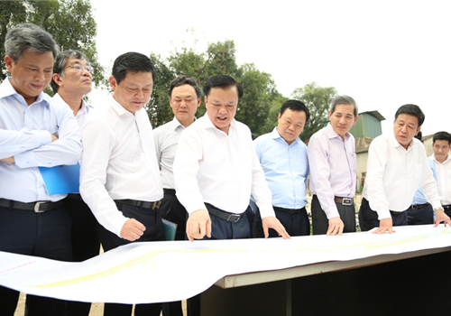 Chiều 4-4, đồng chí Đinh Tiến Dũng, Ủy viên Bộ Chính trị, Bí thư Thành ủy, Trưởng đoàn đại biểu Quốc hội thành phố Hà Nội kiểm tra tình hình thực hiện Dự án đường Vành đai 1 (đoạn Hoàng Cầu - Voi Phục) trên địa bàn các quận Ba Đình, Đống Đa.