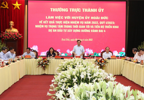 Chiều 6-4, chủ trì và phát biểu chỉ đạo tại buổi làm việc của Thường trực Thành ủy Hà Nội với Ban Thường vụ Huyện ủy Hoài Đức về kết quả thực hiện nhiệm vụ năm 2022, quý I-2023; nhiệm vụ trọng tâm thời gian tới và tiến độ xây dựng đường Vành đai 4 - Vùng Thủ đô, đồng chí Đinh Tiến Dũng, Ủy viên Bộ Chính trị, Bí thư Thành ủy, Trưởng đoàn đại biểu Quốc hội thành phố yêu cầu huyện lựa chọn những lĩnh vực trọng tâm, trọng điểm, coi dịch vụ, du lịch là những lĩnh vực phát triển cốt lõi nhằm từng bước nâng cao đời sống, thu nhập cho người dân. 