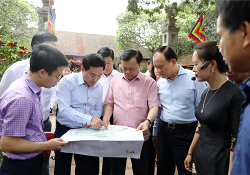 Chiều 10-5, đồng chí Đinh Tiến Dũng, Ủy viên Bộ Chính trị, Bí thư Thành ủy, Trưởng đoàn đại biểu Quốc hội thành phố Hà Nội dẫn đầu đoàn công tác của Thường trực Thành ủy đã đi khảo sát công tác quản lý, bảo tồn và phát huy giá trị làng cổ Đường Lâm và khu di tích Đền Và trên địa bàn thị xã Sơn Tây.