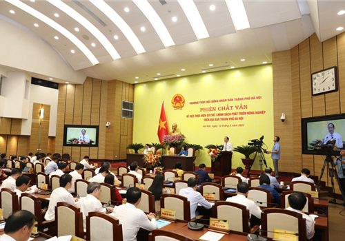 Sáng 12-5, Thường trực HĐND thành phố Hà Nội tổ chức phiên chất vấn về việc thực hiện các cơ chế, chính sách phát triển nông nghiệp trên địa bàn thành phố Hà Nội. Đây là phiên chất vấn đầu tiên của Thường trực HĐND thành phố Hà Nội theo tinh thần Nghị quyết số 594/NQ-UBTVQH15 của Ủy ban Thường vụ Quốc hội.