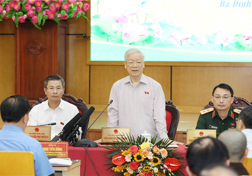Sáng 13-5, Tổng Bí thư Nguyễn Phú Trọng cùng các đại biểu Quốc hội: Trung tướng - Ủy viên Ban Thường vụ Thành ủy - Tư lệnh Bộ Tư lệnh Thủ đô Nguyễn Quốc Duyệt, Giám đốc Sở Giao thông Vận tải Hà Nội Nguyễn Phi Thường đã tiếp xúc cử tri Đơn vị bầu cử số 1 thành phố Hà Nội (các quận: Đống Đa, Ba Đình, Hai Bà Trưng) nhằm chuẩn bị cho kỳ họp thứ năm, Quốc hội khóa XV.
