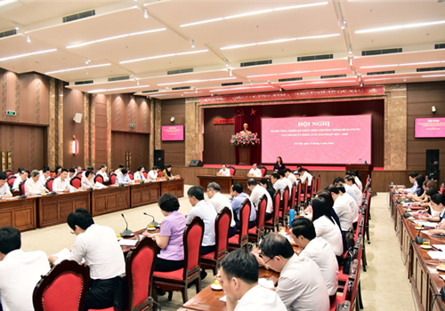 Năm nay thành phố tiếp tục xác định chủ đề công tác là “Kỷ cương, trách nhiệm, hành động, sáng tạo, phát triển” thì các cấp, ngành càng cần cố gắng làm tốt hơn nữa việc này; tạo chuyển biến rõ nét ở từng cơ quan, đơn vị, tổ chức, địa phương.