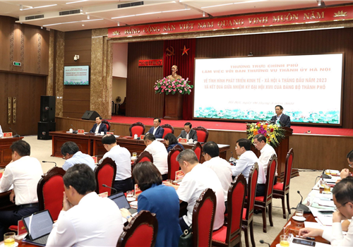 Vừa qua, Thủ tướng Phạm Minh Chính chủ trì cuộc làm việc của Thường trực Chính phủ với Ban Thường vụ Thành ủy Hà Nội. Cuộc làm việc nhằm đánh giá tình hình kinh tế, xã hội 4 tháng đầu năm 2023 và kết quả giữa nhiệm kỳ Đại hội 17, Đảng bộ thành phố. Đồng thời xử lý những kiến nghị và trao đổi, tìm giải pháp để tháo gỡ khó khăn, vướng mắc, thúc đẩy phát triển kinh tế, xã hội Thủ đô.