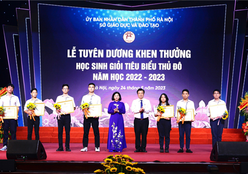 Ngày 24-5, tại Cung Văn hóa lao động hữu nghị Việt - Xô, Sở Giáo dục và Đào tạo Hà Nội tổ chức lễ tuyên dương khen thưởng học sinh giỏi tiêu biểu Thủ đô năm học 2022-2023. 759 học sinh giỏi tiêu biểu, đại diện cho gần 2,2 triệu học sinh các cấp học thuộc ngành Giáo dục và Đào tạo Hà Nội vinh dự có mặt tại buổi lễ. Ủy viên Trung ương Đảng: Phó Bí thư Thường trực Thành ủy Hà Nội Nguyễn Thị Tuyến, Phó Bí thư Thành ủy - Chủ tịch UBND thành phố Hà Nội Trần Sỹ Thanh.