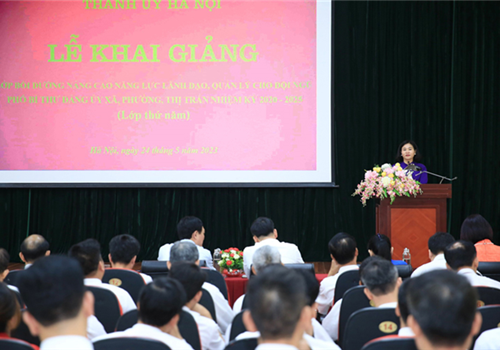 Sáng 24-5, Ban Tổ chức Thành ủy Hà Nội phối hợp Trường Đào tạo cán bộ Lê Hồng Phong khai giảng lớp bồi dưỡng nâng cao năng lực lãnh đạo, quản lý đối với các đồng chí phó bí thư đảng ủy xã, phường, thị trấn, nhiệm kỳ 2020-2025. Đây là lớp bồi dưỡng cuối cùng trong tổng số 5 lớp được Thành ủy tổ chức trong quý I và quý II-2023.