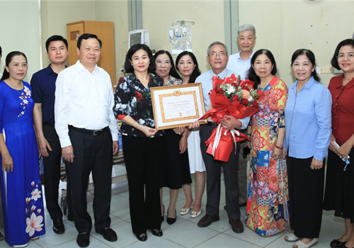 Chiều 24-5, Ủy viên Trung ương Đảng, Phó Bí thư Thường trực Thành ủy Nguyễn Thị Tuyến đã trân trọng trao Huy hiệu 80 năm tuổi Đảng đợt 19-5 tặng đảng viên lão thành Lê Hỏa (tức Phạm Đăng Miêu) thuộc Đảng bộ Phường Ô Chợ Dừa, quận Đống Đa.
