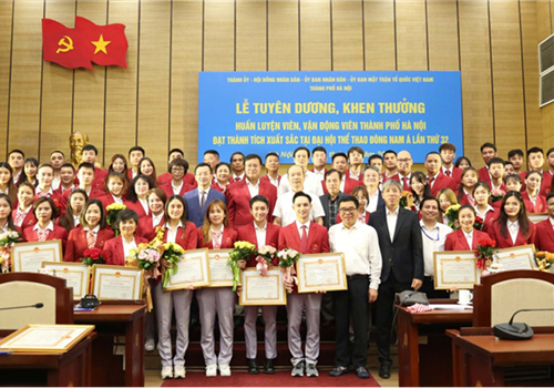 Chiều 25-5, Thành ủy, HĐND, UBND, Ủy ban Mặt trận Tổ quốc Việt Nam thành phố Hà Nội tổ chức lễ tuyên dương, khen thưởng vận động viên (VĐV), huấn luyện viên (HLV) Hà Nội đạt thành tích xuất sắc tại Đại hội Thể thao Đông Nam Á lần thứ 32 (SEA Games 32).