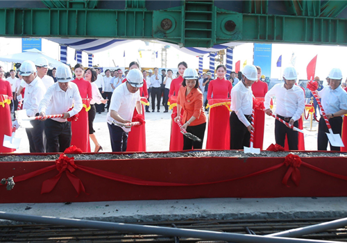 Sau hơn 2 năm thi công xây dựng, sáng 30-5, Dự án cầu Vĩnh Tuy giai đoạn 2 đã chính thức hợp long cầu vượt sông Hồng, chuyển sang giai đoạn thi công, hoàn thiện để chuẩn bị thông xe. Tới dự có các Uỷ viên Trung ương Đảng: Phó Bí thư Thường trực Thành ủy Nguyễn Thị Tuyến, Chủ tịch UBND thành phố Trần Sỹ Thanh.