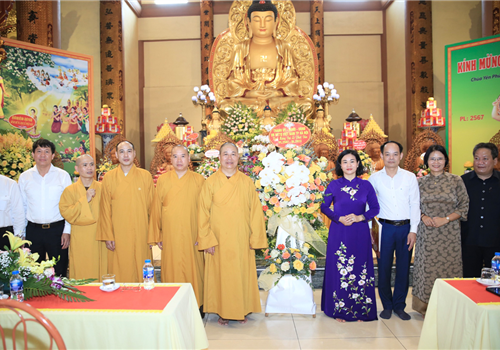 Nhân dịp Đại lễ Phật đản Phật lịch 2567 - Dương lịch 2023, sáng 31-5, Ủy viên Trung ương Đảng, Phó Bí thư Thường trực Thành ủy Hà Nội Nguyễn Thị Tuyến đã đến thăm, chúc mừng Ban Văn hóa Trung ương Giáo hội Phật giáo Việt Nam tại chùa Yên Phú, xã Liên Ninh, huyện Thanh Trì. 