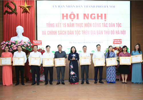 Chiều 8-5, tại huyện Quốc Oai, UBND thành phố Hà Nội tổ chức Hội nghị tổng kết 15 năm thực hiện công tác dân tộc và chính sách dân tộc trên địa bàn Thủ đô Hà Nội. Tham dự có các đồng chí Ủy viên Trung ương Đảng: Bộ trưởng, Chủ nhiệm Ủy ban Dân tộc Hầu A Lềnh; Phó Bí thư Thường trực Thành ủy Hà Nội Nguyễn Thị Tuyến.