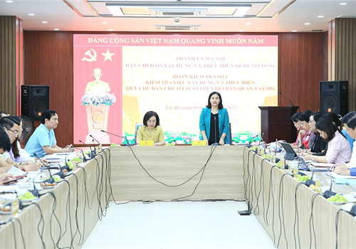 Sáng 9-5, Đoàn kiểm tra số 1 của Ban Chỉ đạo xây dựng và thực hiện Quy chế dân chủ (QCDC) ở cơ sở thành phố Hà Nội do đồng chí Nguyễn Thị Tuyến, Ủy viên Trung ương Đảng, Phó Bí thư Thường trực Thành ủy, Trưởng ban Chỉ đạo làm Trưởng đoàn kiểm tra việc xây dựng và thực hiện QCDC ở cơ sở trong công tác GPMB và quản lý trật tự xây dựng (TTXD) trên địa bàn quận Tây Hồ.