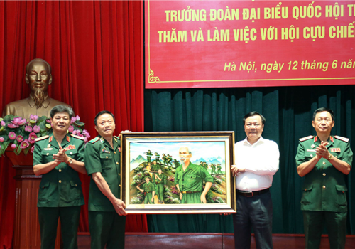 Sáng 12-6, Ủy viên Bộ Chính trị, Bí thư Thành uỷ Đinh Tiến Dũng, Trưởng đoàn đại biểu Quốc hội thành phố Hà Nội chủ trì làm việc với Hội Cựu chiến binh thành phố. Tham dự buổi có Thượng tướng Bế Xuân Trường, Chủ tịch Hội Cựu chiến binh Việt Nam; các Ủy viên Ban Thường vụ Thành ủy, lãnh đạo các sở, ngành thành phố. 
